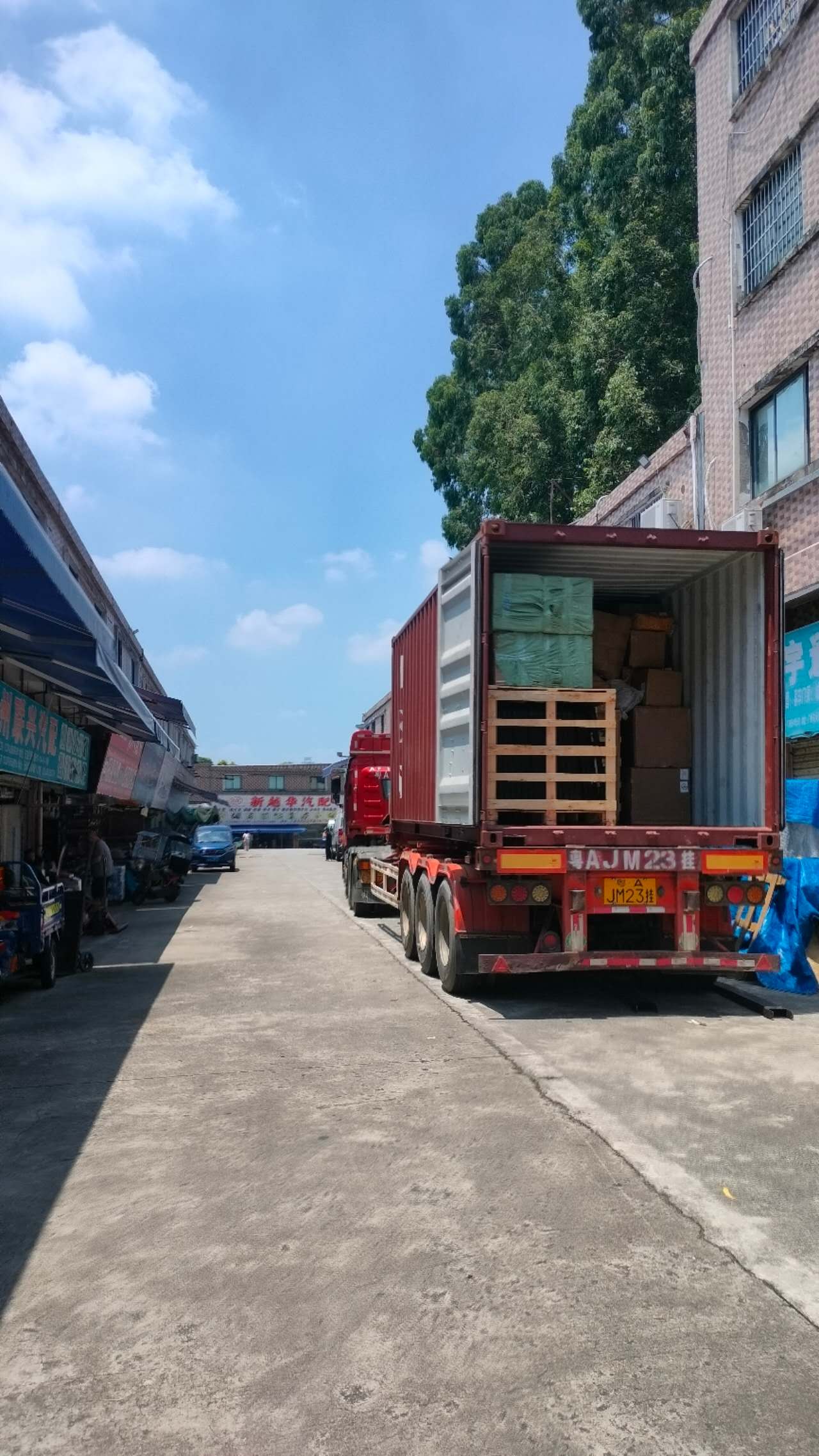 Loading Container From Guangzhou to Africa-Bus Parts | Truck Parts